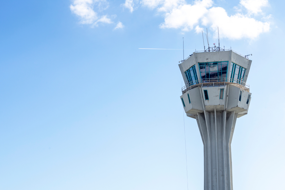 10 Pros and Cons of pursuing an Air Traffic Controller Career